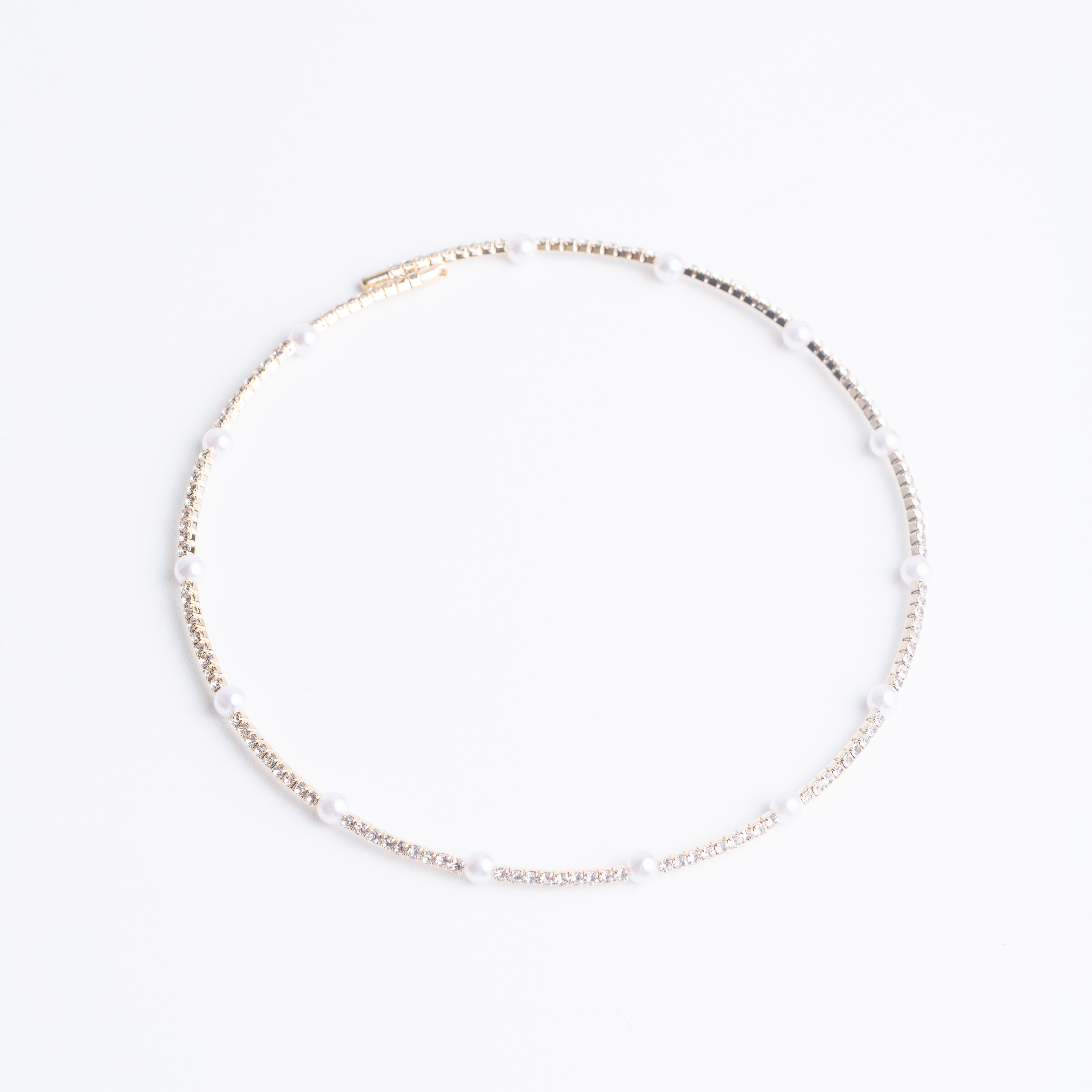 21469 Gold Choker with White Pearls and Sparkling Details